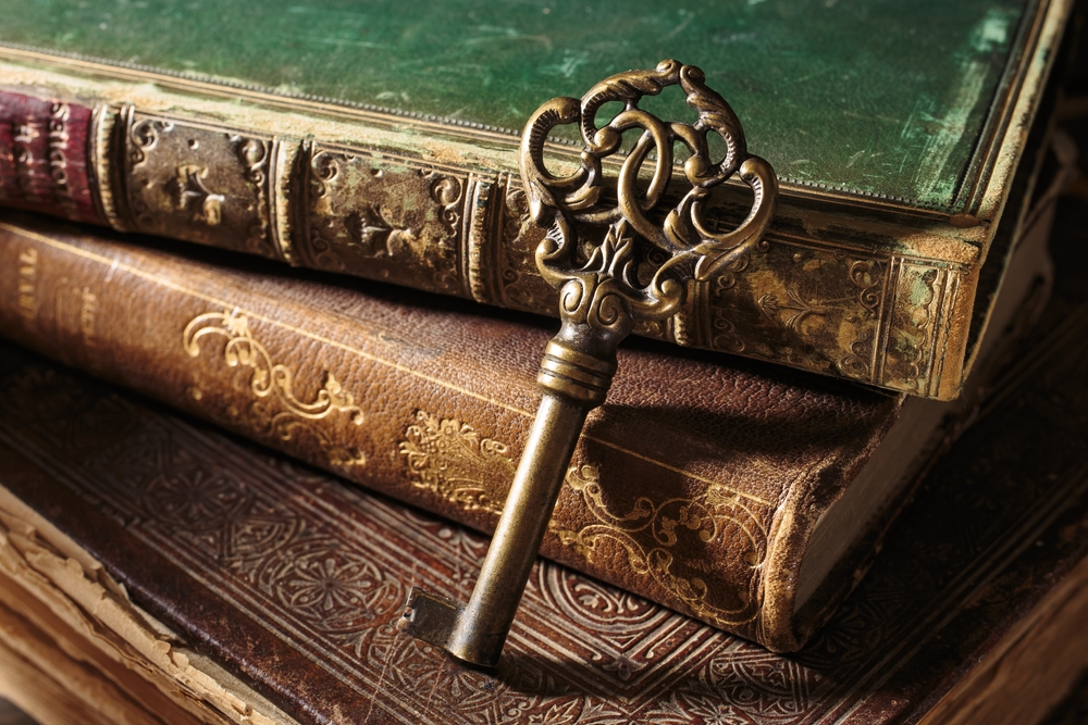 Antique,Key,With,Ancient,Books.